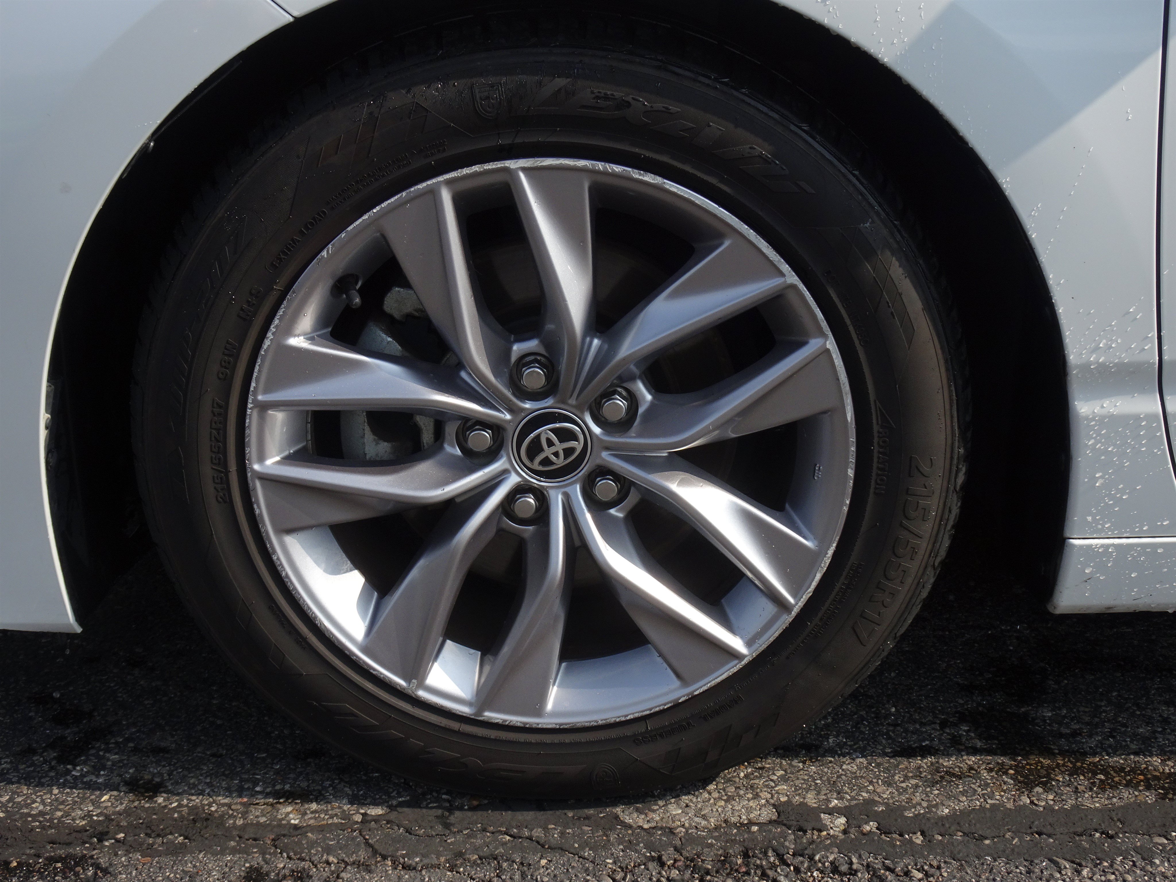 Used 2021 Toyota Avalon XLE w/ Moonroof Package FWD image 17