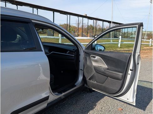 Used 2020 Kia Niro LX image 11