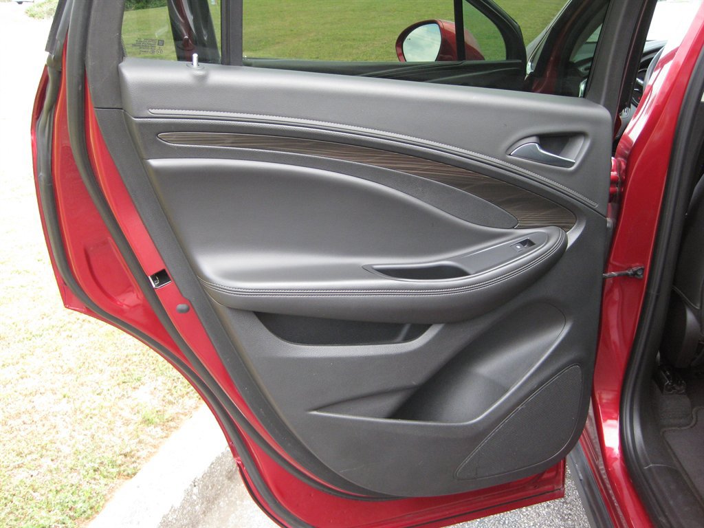 Used 2019 Buick Envision Essence FWD image 25