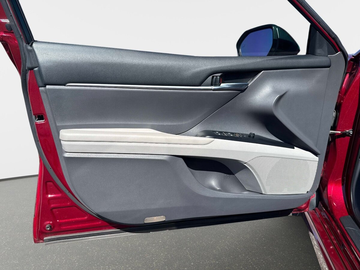 Used 2018 Toyota Camry SE w/ Moonroof Package FWD image 12