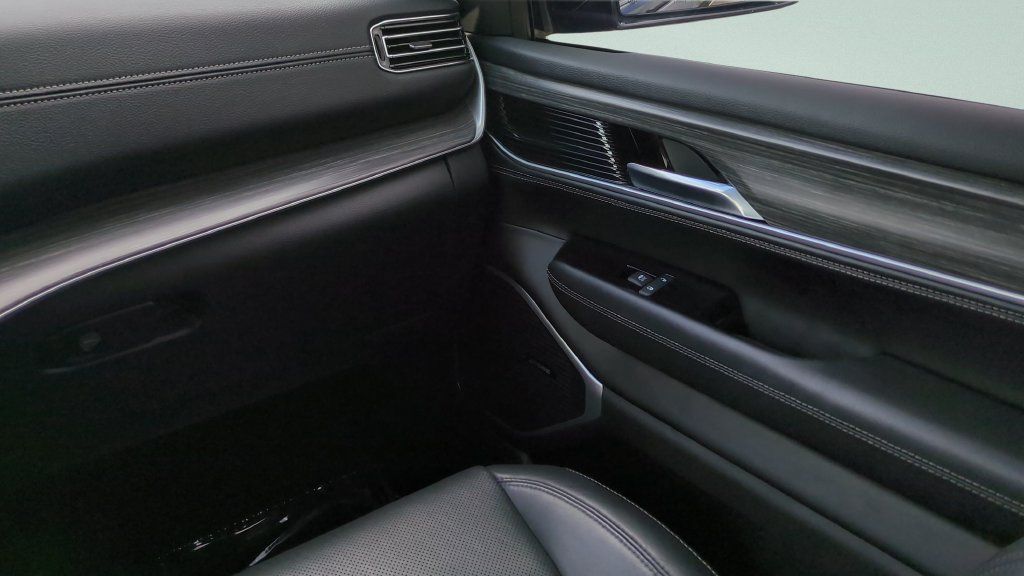 Used 2023 Jeep Wagoneer Series II AWD/4WD image 13