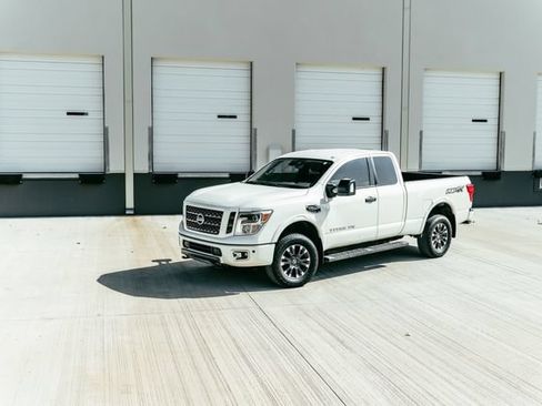 Used 2018 Nissan Titan PRO-4X w/ Pro-4x Convenience Package AWD/4WD image 34