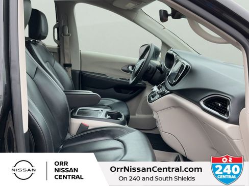 Used 2023 Chrysler Pacifica Touring-L FWD image 11