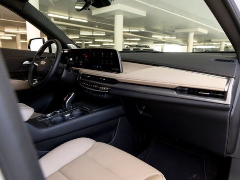 Used 2025 Cadillac XT4 Premium Luxury w/ Technology Package FWD image 28