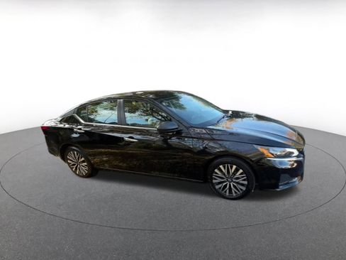 Used 2025 Nissan Altima 2.5 SV image 2