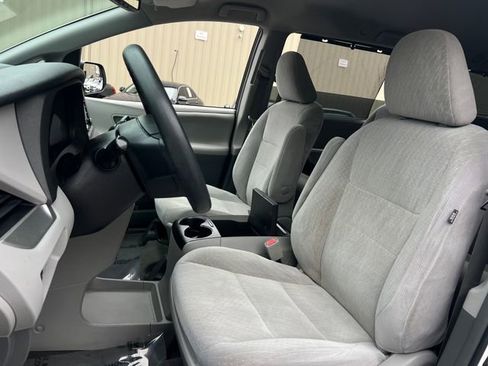 Used 2018 Toyota Sienna LE image 12