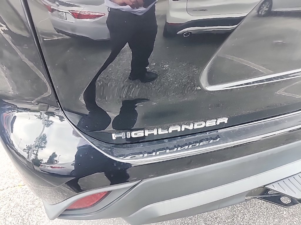 Used 2022 Toyota Highlander XLE AWD/4WD image 11
