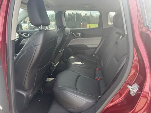 Used 2022 Jeep Compass Limited image 11