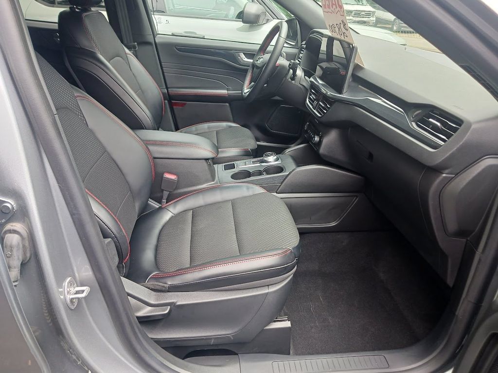 Used 2024 Ford Escape ST-Line w/ Tech Pack #1 AWD/4WD image 5