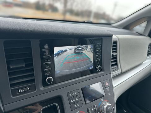 Used 2020 Toyota Sienna L image 21
