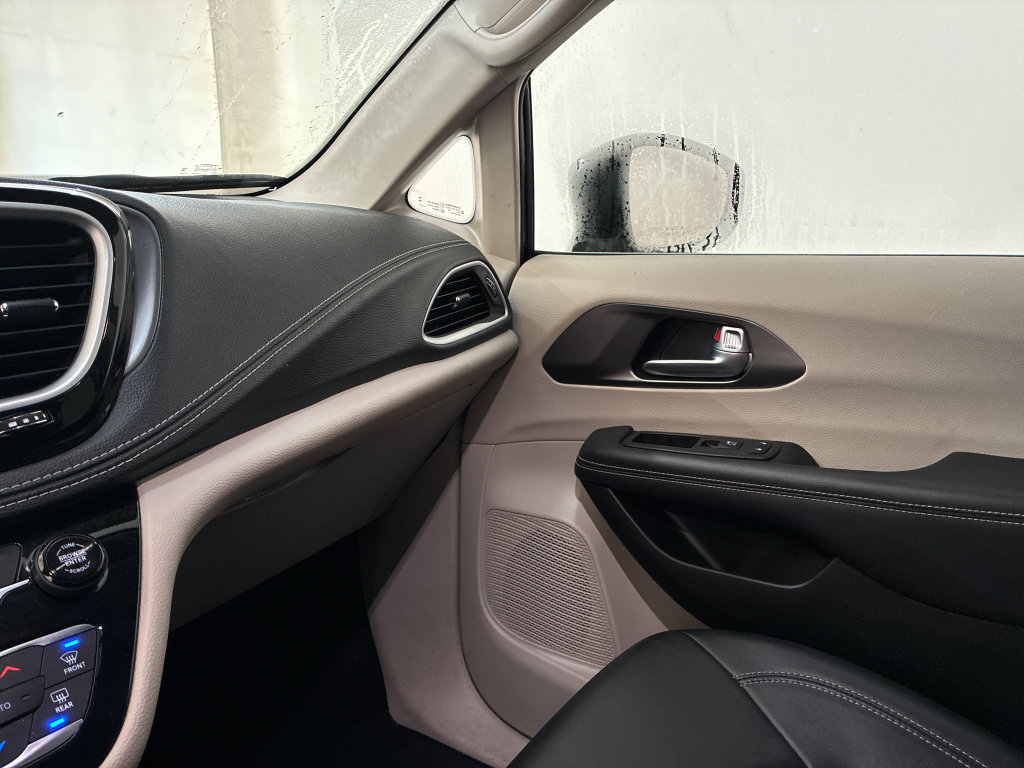 Used 2024 Chrysler Pacifica Limited FWD image 31