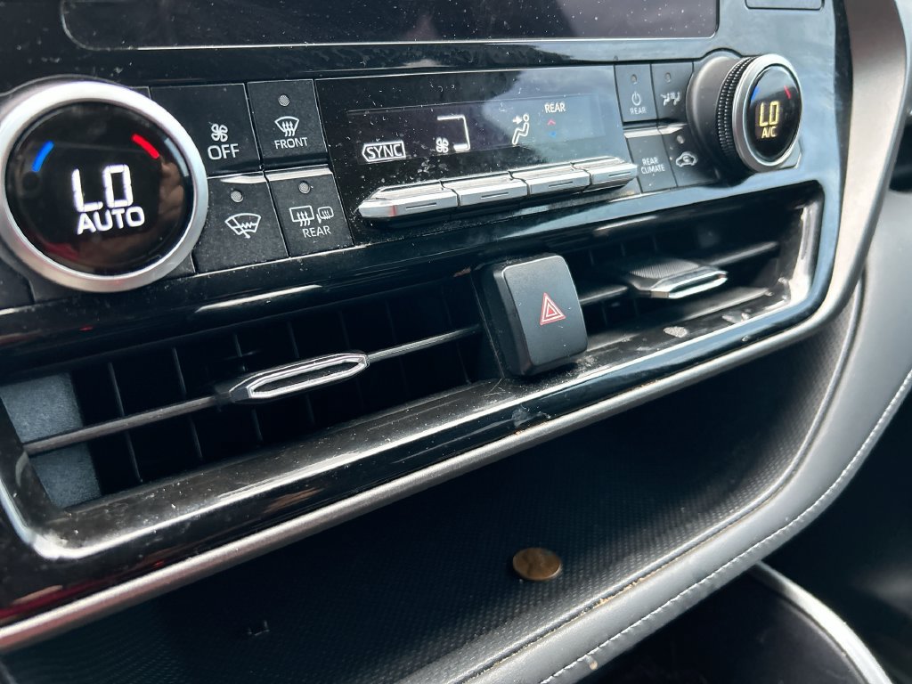 Used 2024 Toyota Highlander LE FWD image 24