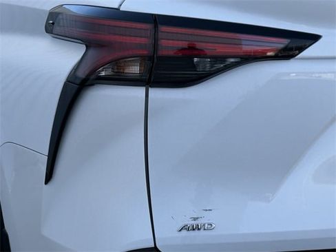 Used 2023 Toyota Sienna XSE w/ XSE Plus Package image 6