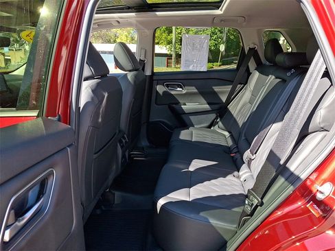 Used 2024 Nissan Rogue Platinum image 11