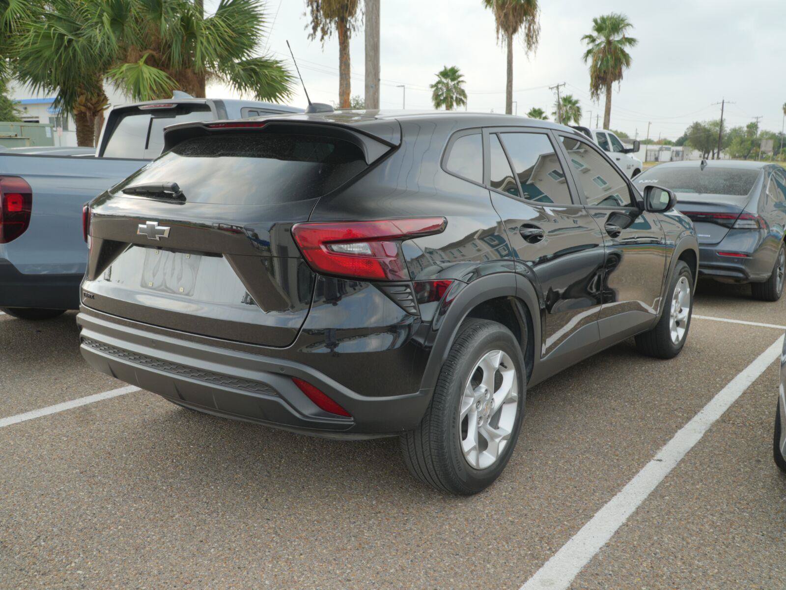 Used 2025 Chevrolet Trax LS w/ LS Convenience Package FWD image 3