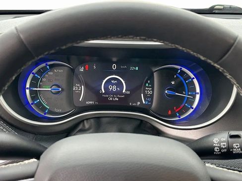 Used 2024 Chrysler Pacifica Limited FWD image 23