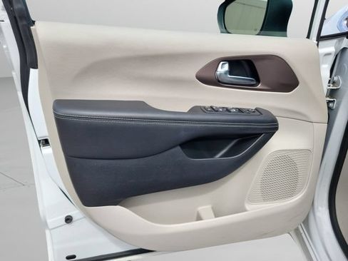 Used 2023 Chrysler Voyager LX FWD image 31