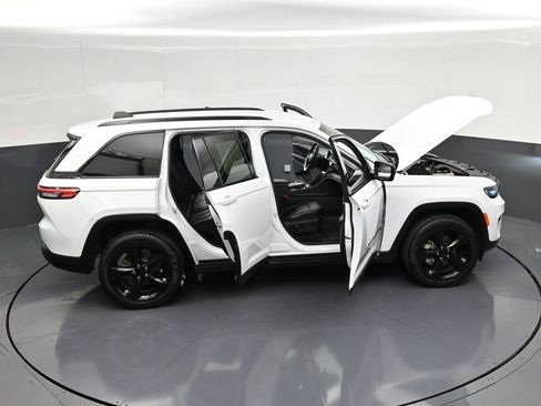 Used 2024 Jeep Grand Cherokee Limited w/ Black Appearance Package AWD/4WD image 37