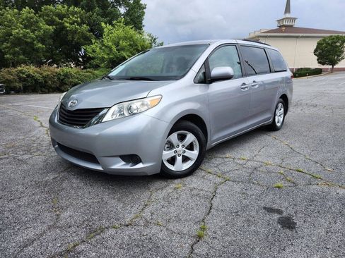 Used 2011 Toyota Sienna LE FWD image 3