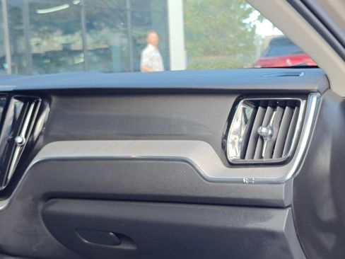Used 2025 Volvo XC60 B5 Plus image 29