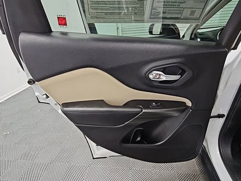 Used 2016 Jeep Cherokee Sport image 28