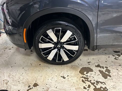 Used 2025 Mitsubishi Outlander SE image 10