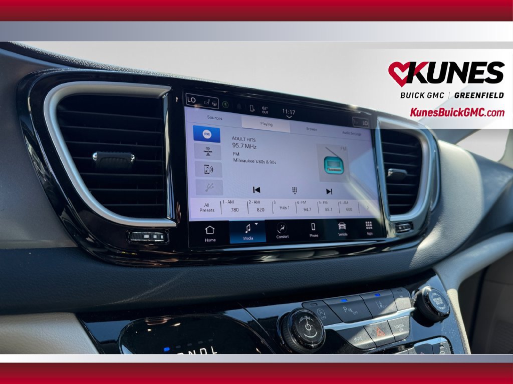 Used 2023 Chrysler Pacifica Touring-L FWD image 26