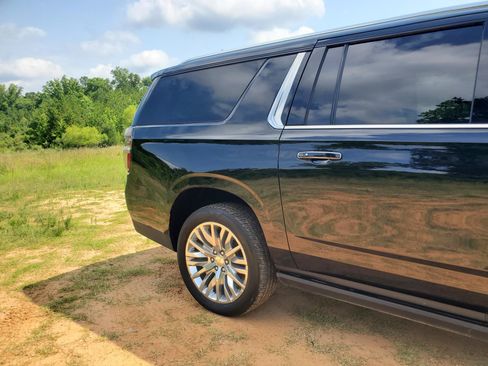 Used 2023 Chevrolet Suburban High Country AWD/4WD image 12