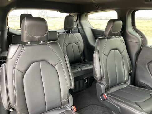 New 2026 Chrysler Pacifica Select image 33