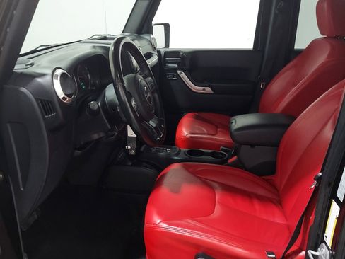 Used 2018 Jeep Wrangler Unlimited Sahara w/ Connectivity Group AWD/4WD image 12