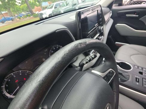 Used 2024 Toyota Highlander XLE AWD/4WD image 21
