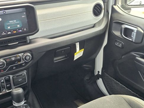Used 2025 Jeep Gladiator Sport AWD/4WD image 19