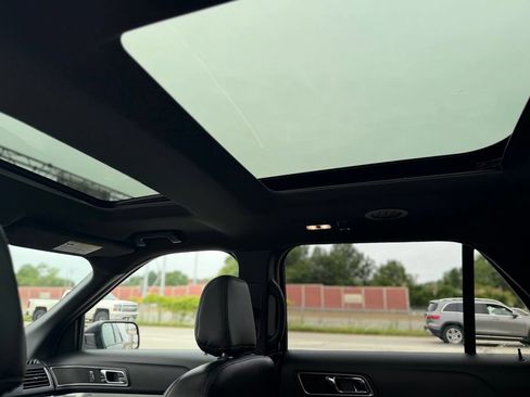 Used 2018 Ford Explorer XLT w/ Equipment Group 202A AWD/4WD image 21
