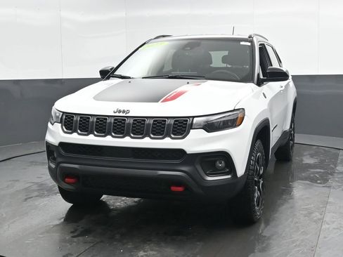 Used 2025 Jeep Compass Trailhawk image 8