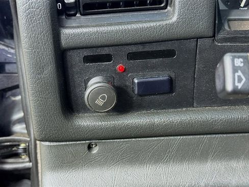 Used 1991 BMW 325i Convertible image 10