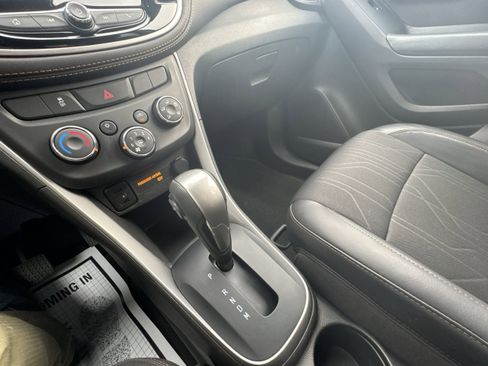 Used 2022 Chevrolet Trax LT w/ LT Convenience Package image 16