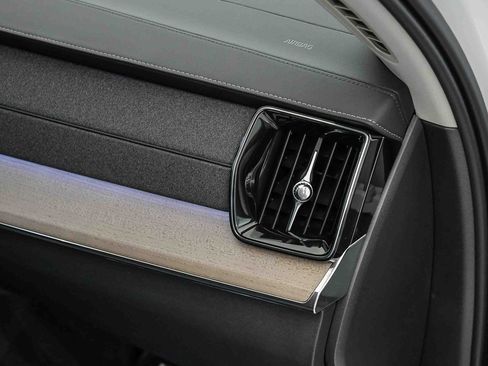 Certified 2025 Volvo XC90 B6 Plus w/ Protection Package Premier image 17