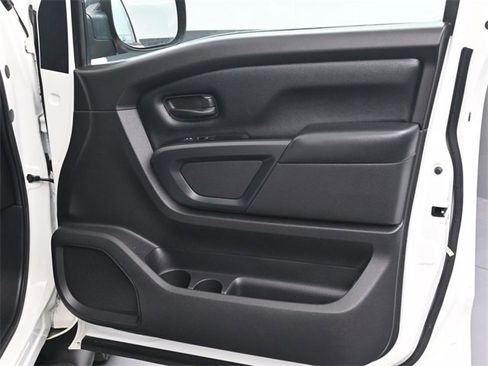 Used 2018 Nissan Titan S image 11