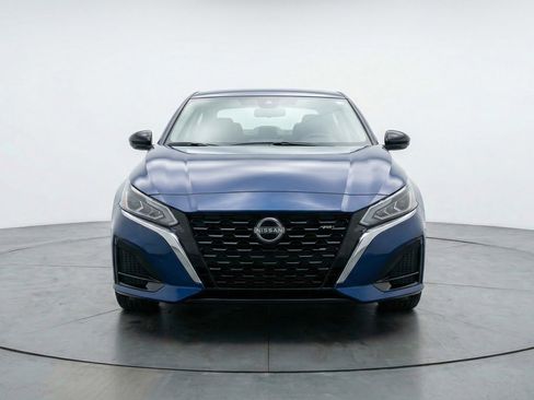 Used 2025 Nissan Altima 2.5 SV image 2