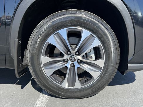 Used 2024 Toyota Highlander XLE image 11