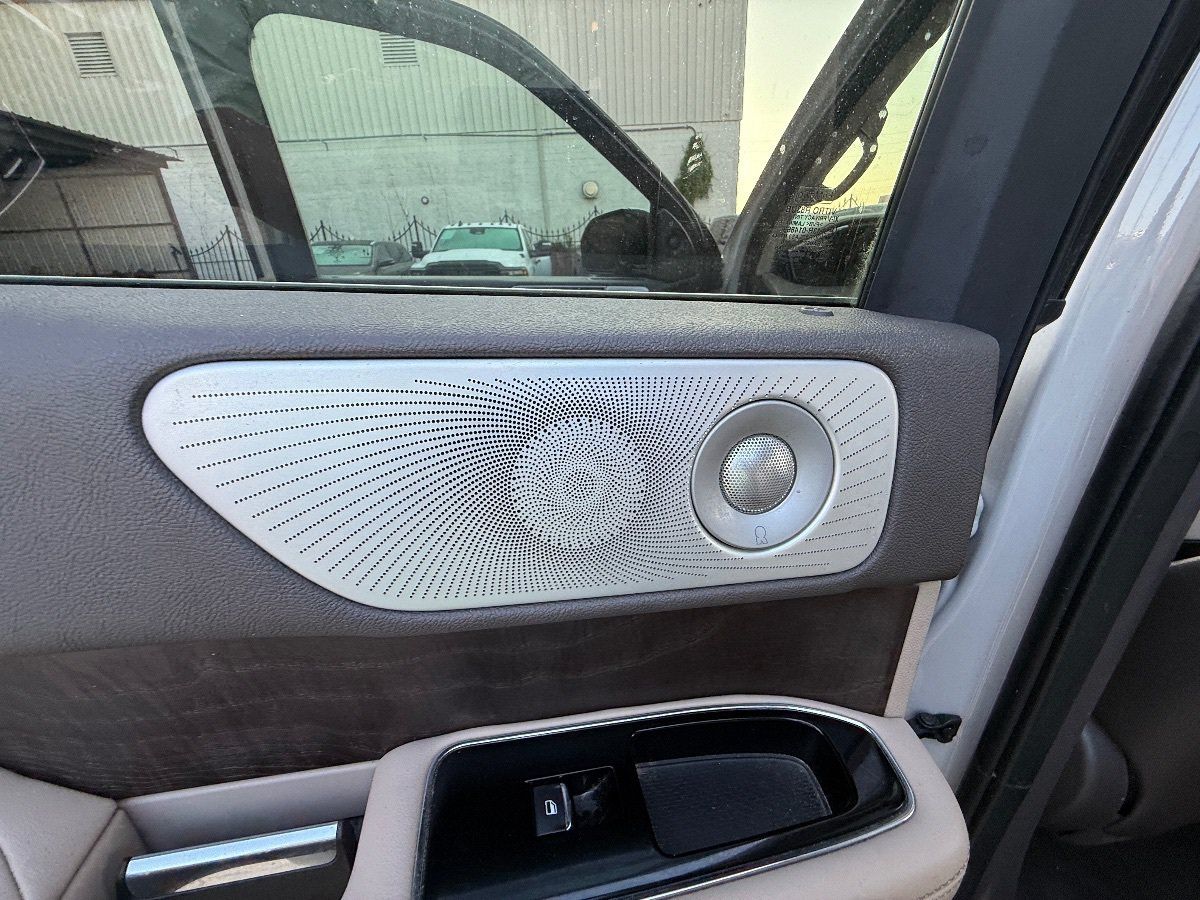 Used 2022 Lincoln Navigator Reserve AWD/4WD image 23