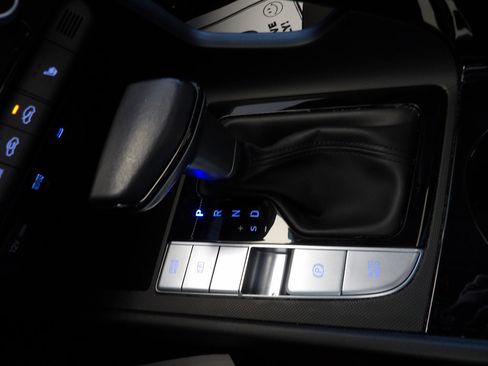 Used 2025 Hyundai Elantra SEL image 32