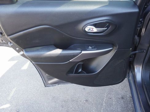 Used 2019 Jeep Cherokee Latitude Plus w/ Comfort/Convenience Group image 31