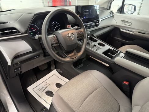 Used 2025 Toyota Sienna LE AWD/4WD image 21