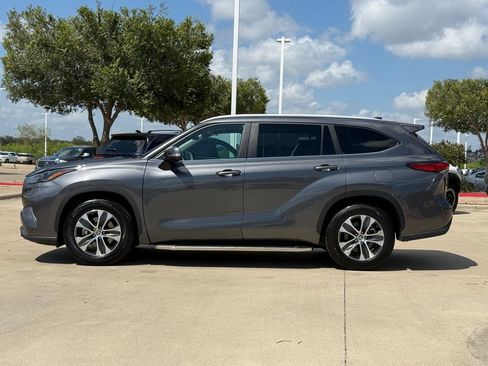 Used 2023 Toyota Highlander XLE FWD image 2