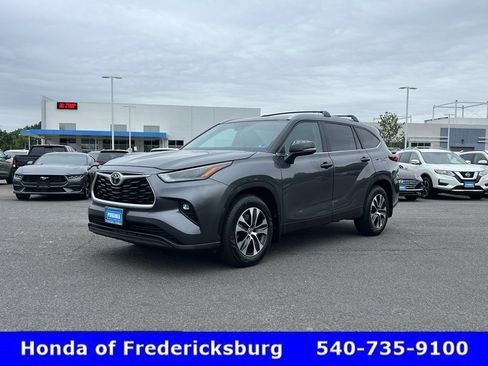 Used 2023 Toyota Highlander XLE FWD image 4