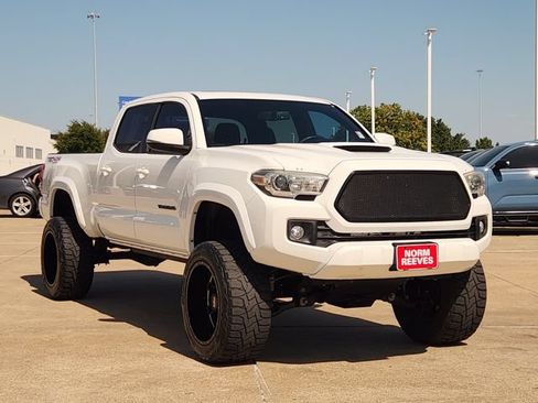 Used 2017 Toyota Tacoma TRD Sport AWD/4WD image 2
