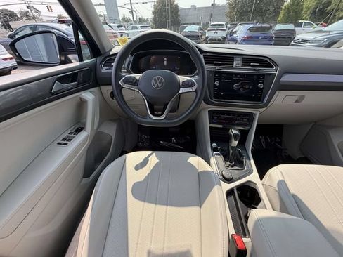 Used 2023 Volkswagen Tiguan SE w/ Panoramic Sunroof Package AWD/4WD image 15