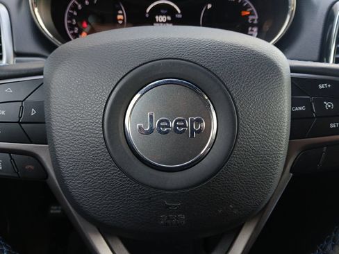 Used 2019 Jeep Grand Cherokee Laredo AWD/4WD image 5