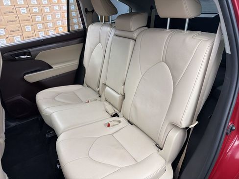 Used 2021 Toyota Highlander Limited image 23